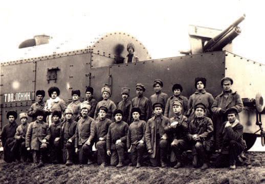 Команда бронепоезда «Тов. Ленин», на фоне своей стальной крепости